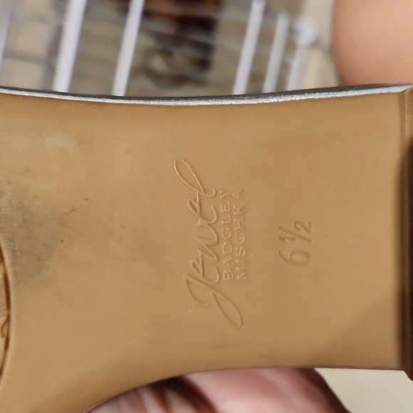 Badgley Mischka Jewel women's silver thong flats with rhinestones in size 6.5m. - Picture 8 of 8